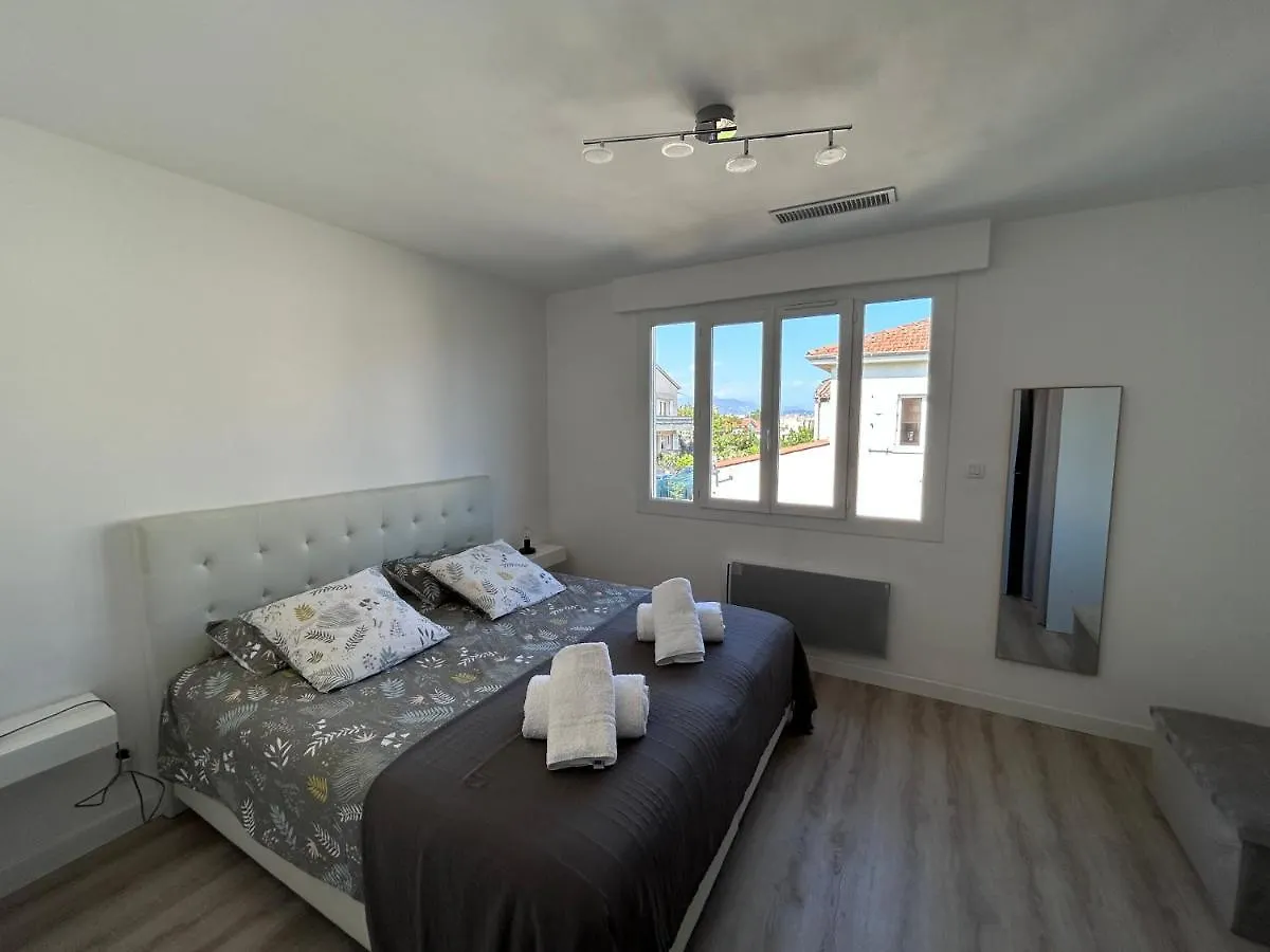 Superbe Appartement Dans Villa Saint-Laurent-du-Var Apartment